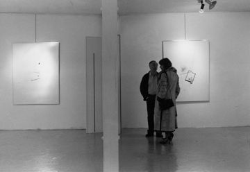 مشهد من معرض «Les Dix-neuf Regards ou l'Œuvre blanche»، FIAC، القصر الكبير، باريس، Galerie Jacqueline Blanquet، 1981